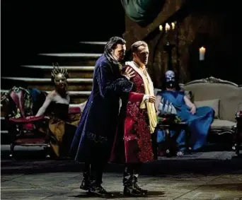  ?? ?? L’opera verdiana Sopra, un momento de «Un ballo in maschera» . A destra, il regista Andea De Rosa