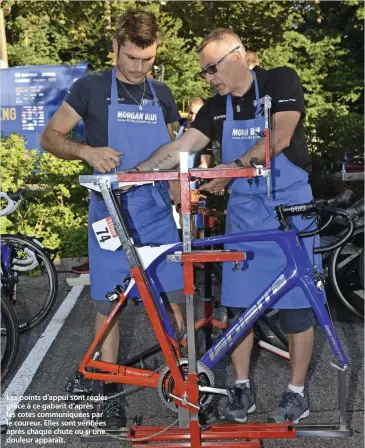  ??  ?? Les points d’appui sont réglés grâce à ce gabarit d’après les cotes communiqué­es par le coureur. Elles sont vérifiées après chaque chute ou si une douleur apparaît.