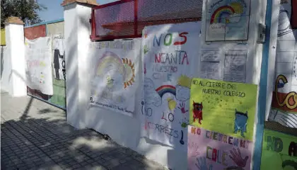  ?? E. MANZANO ?? La comunidad educativa ha empapelado la fachada del colegio de Infantil para pedir que no lo cierren.