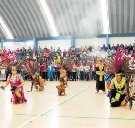  ??  ?? Danzas prehispáni­cas hubo antes del torneo de cachibol. / Foto: Especial