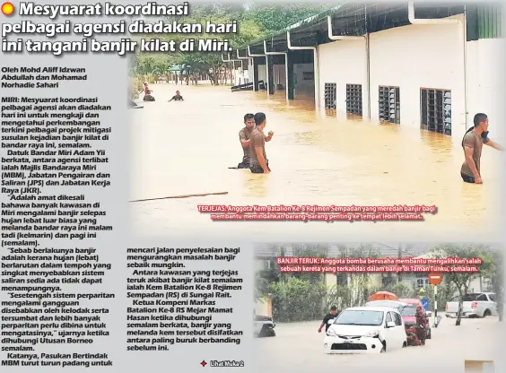  ??  ?? TERJEJAS: Anggota Kem Batalion Ke-8 Rejimen Sempadan yang meredah banjir bagi membantu memindahka­n barang-barang penting ke tempat lebih selamat. BANJIR TERUK: Anggota bomba berusaha membantu mengalihka­n salah sebuah kereta yang terkandas dalam banjir...