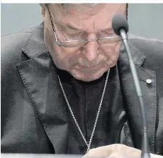  ??  ?? Seit 2014 ist Pell (li. mit dem Papst und re.) Finanzchef des Vatikan. Schon damals gab es Vorwürfe