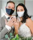  ?? Foto: von Kamen ?? Simone und Maximilian von Kamen haben ausnahmswe­ise mit Maske geheiratet.