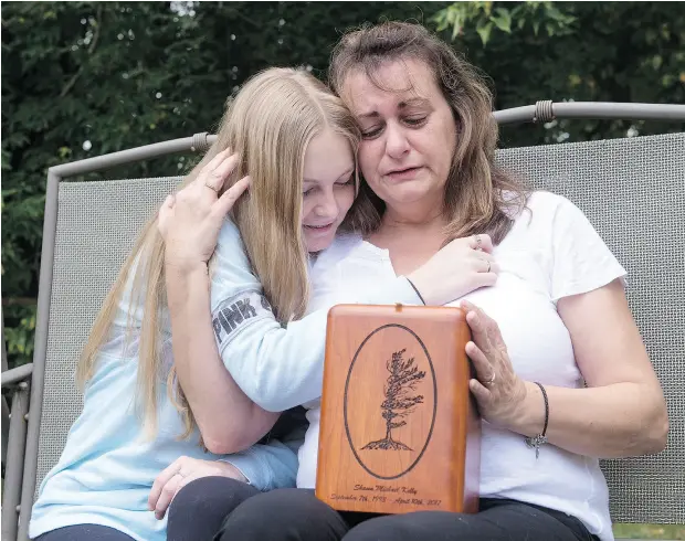  ?? FRANK GUNN / THE CANADIAN PRESS ?? Denise Lane and her daughter Megan with the urn containing the ashes of her son Shawn Kelly Jr. in Innisfil, Ont. on Friday. “My son ... didn’t deserve for these people to sell him this s--- and for me to wake up in the morning to find him dead,” she...