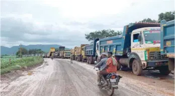  ?? — Reuters ?? Trucks transporti­ng for iron ore mines parked along the Sandur bypass in southern state of Karnataka, India.