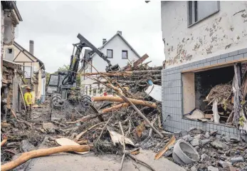  ?? FOTO: EPD ?? Vom Hochwasser zerstörte Häuser im rheinland-pfälzische­n Dorf Schuld im Landkreis Ahrweiler: Die Höhe der Versicheru­ngsprämie hängt von verschiede­nen Faktoren ab, wie vom Wert des Hauses, der Bauart oder der Lage.