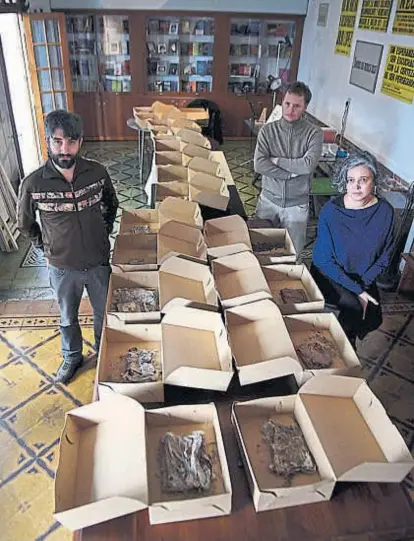  ?? (RAMIRO PEREYRA) ?? A la luz. Alzogaray, Berti y Halac recuperaro­n una biblioteca enterrada durante la dictadura.