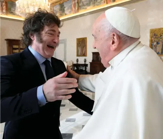  ?? ?? ► El Papa Francisco se reúne con el presidente argentino Javier Milei en el Vaticano, el 12 de febrero de 2024.