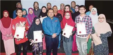  ??  ?? MOHD Fadzil (tiga dari kiri) bergambar bersama penerima anugerah, semalam.