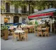  ?? Foto: David Zorrakino/europa Press, dpa ?? Allein im Café: eine Frau in Barcelona.