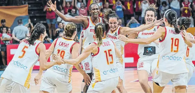  ?? FOTO: FEB ?? Las jugadoras de la selección española celebran el triunfo sobre Bélgica que suponía la medalla de bronce en la Copa del Mundo femenina disputada el pasado mes de septiembre en Tenerife