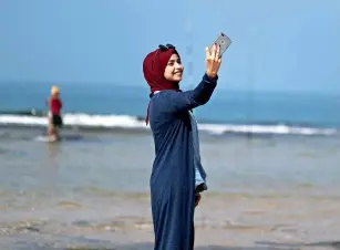  ?? — Reuters ?? Palestinia­n woman Fatma Abu Musabbeh projects positive images to tell the world that Gaza is beautiful, despite what is happening.