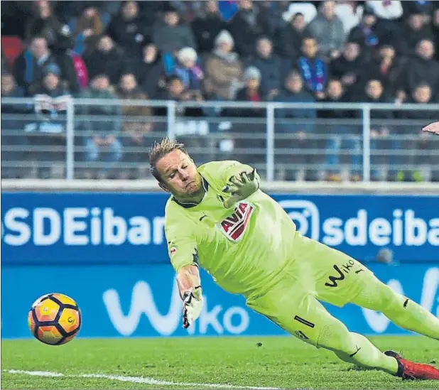  ??  ?? Lionel Messi logró el segundo gol del Barcelona en esta acción, ayer en Eibar