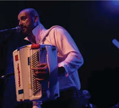  ??  ?? Jérôme Baudoui, l'accompagna­teur du Patrick Sébastien régional de l'étape, met le feu au bal popu avec son instrument, un accordéon chromatiqu­e sorti des ateliers des frères Maugein, installés à Tulle depuis 1919.