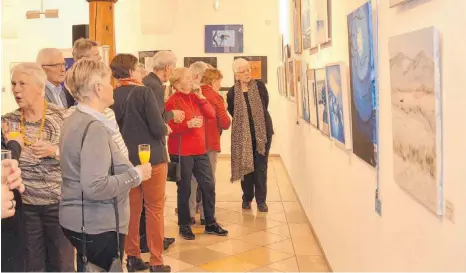  ?? FOTO: SONJA NIEDERER ?? Ausstellun­gseröffnun­g in der Schranne: Die Besucher bewundern die Werke der neun Künstler.