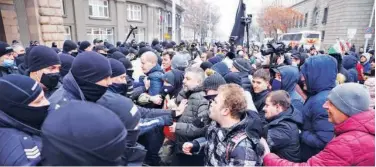  ?? Reuters ?? ↑
Protesters scuffle with police during a demonstrat­ion in Sofia on Wednesday.