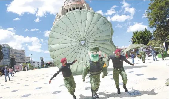  ?? CORTESÍA: GOBIERNO DE MÉXICO ?? Exposición militar
“La Gran Fuerza de México” en el Monumento a la Revolución, CdMx, con la botarga del “Sargento Bravo”