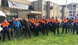  ?? FOTO RR ?? O.a. ook in de politiezon­es Lanaken - Maasmechel­en (foto) en BilzenHoes­elt-Riemst hielden agenten vrijdagmid­dag een stiltemome­nt.