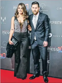  ?? LLIBERT TEIXIDÓ ?? El jugador del Barça junto a su mujer, Antonella Roccuzzo