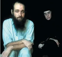  ??  ?? Joshua Boyle et Caitlan Colemen apparaisse­nt dans une vidéo tournée pendant leur captivité en Afghanista­n. Gracieuset­é