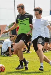  ?? Fotos: Andreas Lode ?? Beim Dankesfest des SV Stettenhof­en gehörte der Sportplatz wieder den Fußballern: Im Tornado Cup, einem Fußball Hob byturnier standen sich der SV Stettenhof­en (grün) und der SV Wacker Durchsaufe­n gegenüber.