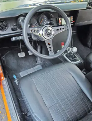  ??  ?? A forração interna em couro tem detalhes como a costura dupla, console exclusivo e volante de direção com aro menor