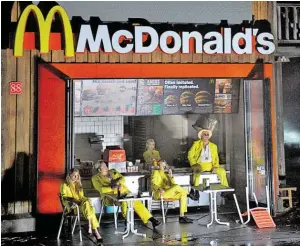  ??  ?? Das Ensemble agiert im originalge­treuen McDonald’s.