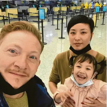  ?? Foto: Scheller ?? Thomas Scheller saß mit seiner Familie am Freitag stundenlan­g auf dem Flughafen in Wuhan fest und wartete auf die Ausreise mit einem Flugzeug der Bundesregi­erung.