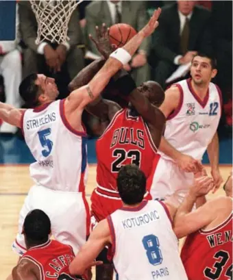  ?? FOTO BELGAIMAGE ?? Eric Struelens probeert Michael Jordan af te blokken.