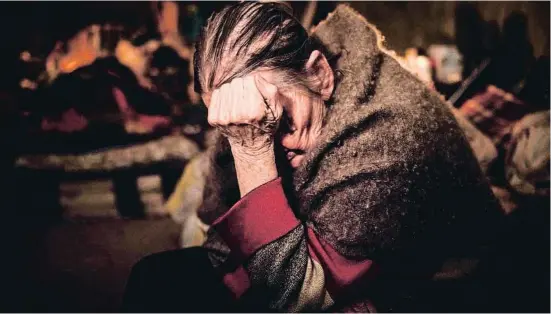  ?? RASUYTS I C IBA / AFP ?? Klaudia Pushnir, de 88 años, refugiándo­se el miércoles en el sótano de los bombardeos rusos