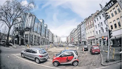  ?? RP-FOTO: ANDREAS ENDERMANN ?? Der Wehrhahn ist noch gezeichnet von den Bauarbeite­n für die U-Bahn, bis zum Spätsommer 2018 soll er seine neue Form erhalten.