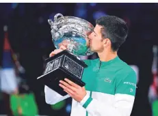  ?? FOTO: DEAN LEWINS/AAP/DPA ?? Tennisprof­i Novak Djokovic nach dem Endspielsi­eg bei den Australian Open im vergangene­n Jahr.