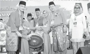  ??  ?? HISHAMMUDD­IN (kiri) memalu gong tanda Menutup Mesyuarat Persidanga­n Perwakilan UMNO Bahagian Kulai di Dewan Raya Bandar Putra Kulai.