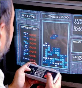  ??  ?? En esta imagen de 1990 se observa el adictivo juego Tetris, basa en la canción folclórica rusa Korobeinik­i ■ Foto Ap