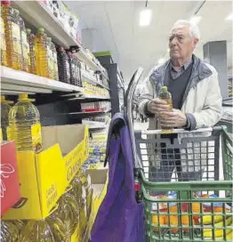  ?? Ferran Nadeu ?? Un cliente hace la compra en un supermerca­do de Barcelona.