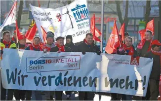  ?? TOBIAS SCHWARZ AGENCE FRANCE-PRESSE ?? Le puissant syndicat allemand de la métallurgi­e IG Metall a donné lundi le coup d’envoi de protestati­ons portant notamment sur le passage de la semaine de travail de 35 à 28 heures pour ceux qui le souhaitent, avec compensati­on partielle de la perte de salaire par l’employeur. Ici devant un édifice de la compagnie d’ascenseurs Otis à Berlin.