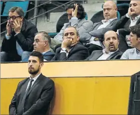  ?? FOTO: P. MORATA ?? El presidente Juanan Morales, en el centro palco del Olímpic, durante un partido