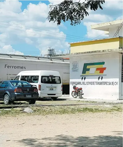  ??  ?? Estación de administra­ción de ferrocarri­les del Itsmo de Tehuantepe­c, en Pakal-Ná, Palenque.