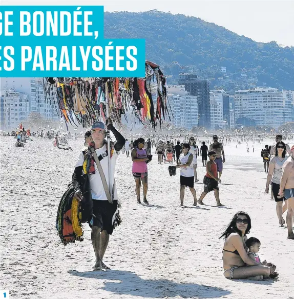  ??  ?? 1. Malgré la cohue dans les rues avoisinant­es, touristes et vendeurs ont profité du beau temps et de la températur­e pour tirer parti de la célèbre plage de Copacabana. 2. Des manifestan­ts ont fait valoir leur mécontente­ment à l’égard des Jeux...