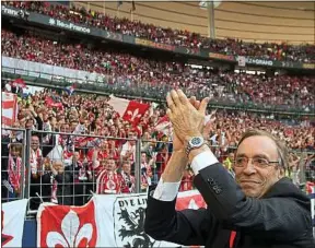  ??  ?? Michel Seydoux salue les supporters de Lille au stade de France en 2011.