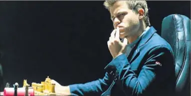  ?? YEVGENY REUTOV / EFE ?? Magnus Carlsen, al comienzo de la sexta partida, que acabó con victoria suya