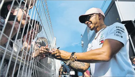  ?? FOTO: GETTY ?? Lewis Hamilton, líder del Mundial de Fórmula 1 con 95 puntos, firmando autógrafos el día previo al inicio del Gran Premio de Mónaco