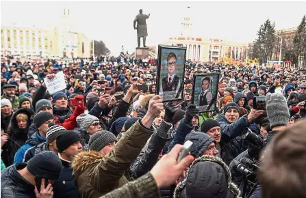  ?? — AFP ?? Needing closure: People gathering to seek justice and pay tribute to the victims of the fire in Kemerovo.