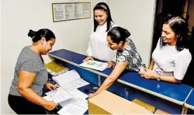  ?? JOSEFINA VILLARREAL ?? La secretaria de Hacienda, Emelith Barraza, radicó el proyecto ante la Presidenci­a del Concejo en compañía de integrante­s de su equipo financiero.