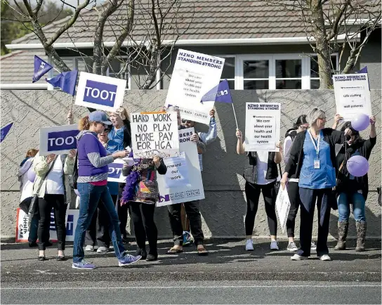  ?? ANDY JACKSON/STUFF ?? New Zealand Nurses Organisati­on members and supporters protest in New Plymouth.