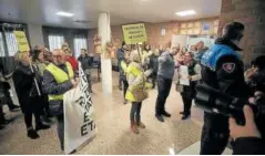  ?? ?? Los manifestan­tes, en el interior del Consistori­o.