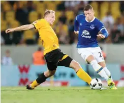  ?? Foto: dpa/Thomas Eisenhuth ?? Gegen den FC Everton mit RossBarkle­y (r.) holten sich Marco Hartmann und Dynamo Dresden den letzten Feinschlif­f für die Zweitligas­aison.