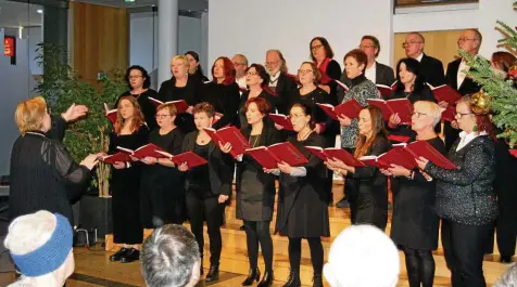  ?? PETER ROSSBACH (3) ?? Der Chor Cantiamo unter der Leitung von Natalia Alencova brachte beim Konzert des Vereins Kammermusi­k der Wartburgst­adt weihnachtl­iche Weisen zu Gehör.