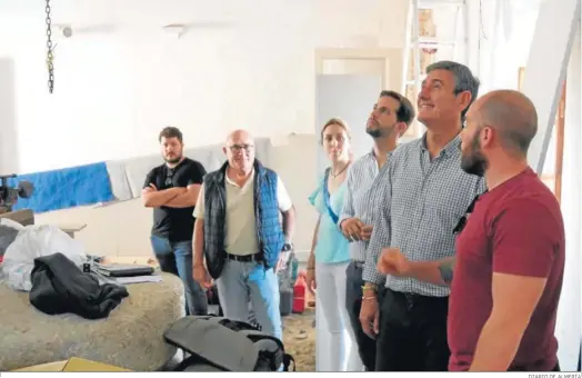  ?? DIARIO DE ALMERÍA ?? Manuel Cortés, alcalde de la ciudad, junto a ediles de su equipo de Gobierno, en la visita al nuevo espacio.