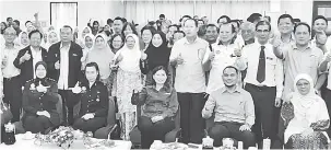  ??  ?? NAMBAH PENEMU: Ivy (duduk, tengah) sereta bala bukai begambar kenang sepenembu Program Taklimat Sivik 2018 renggat nengeri Sarawak di Sibu, kemari.